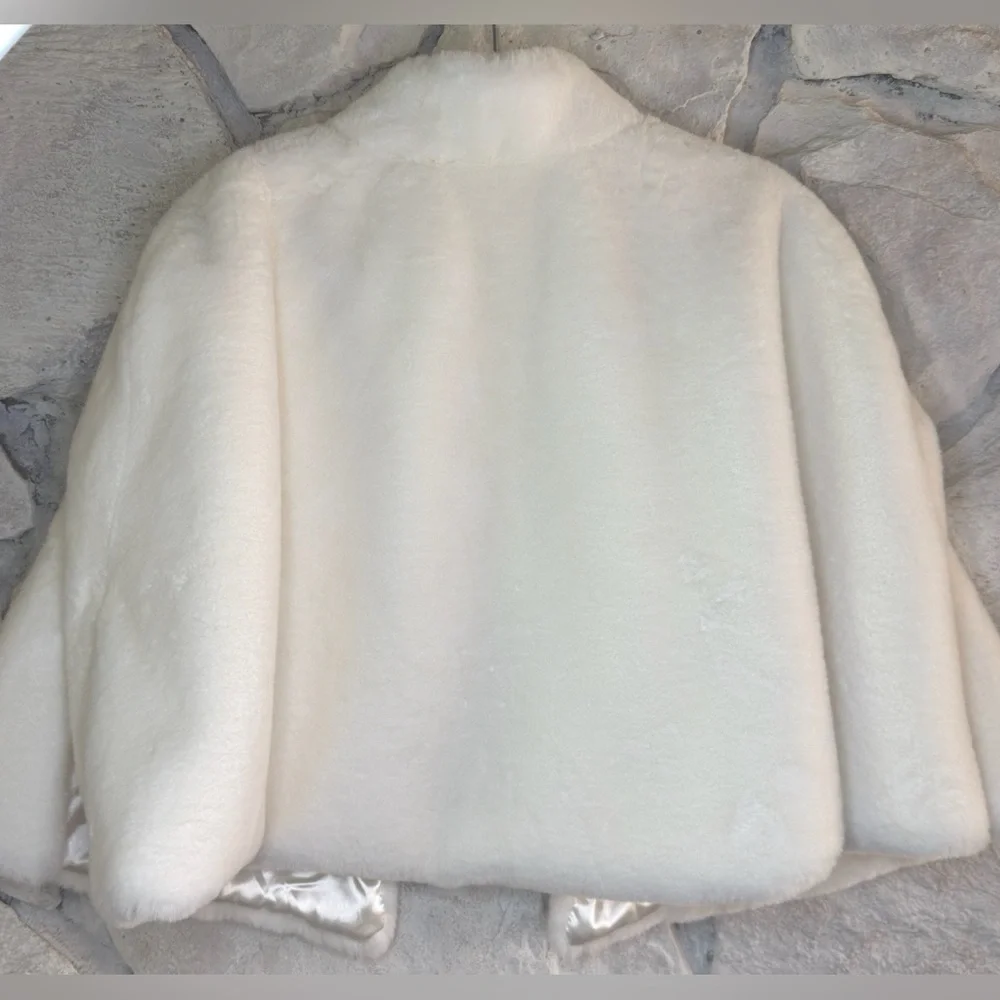 Women’s Elegant White Faux Fur Bridal Cape w/Brooch Accents, One Size Fits Most - Picture 5 of 10